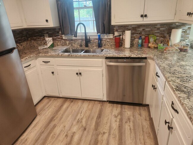 Building Photo - Camden SC - Over 2200 sqft, large lot, fen...