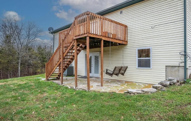 Building Photo - Beautiful 5 bedroom 2.5 bathroom country l...