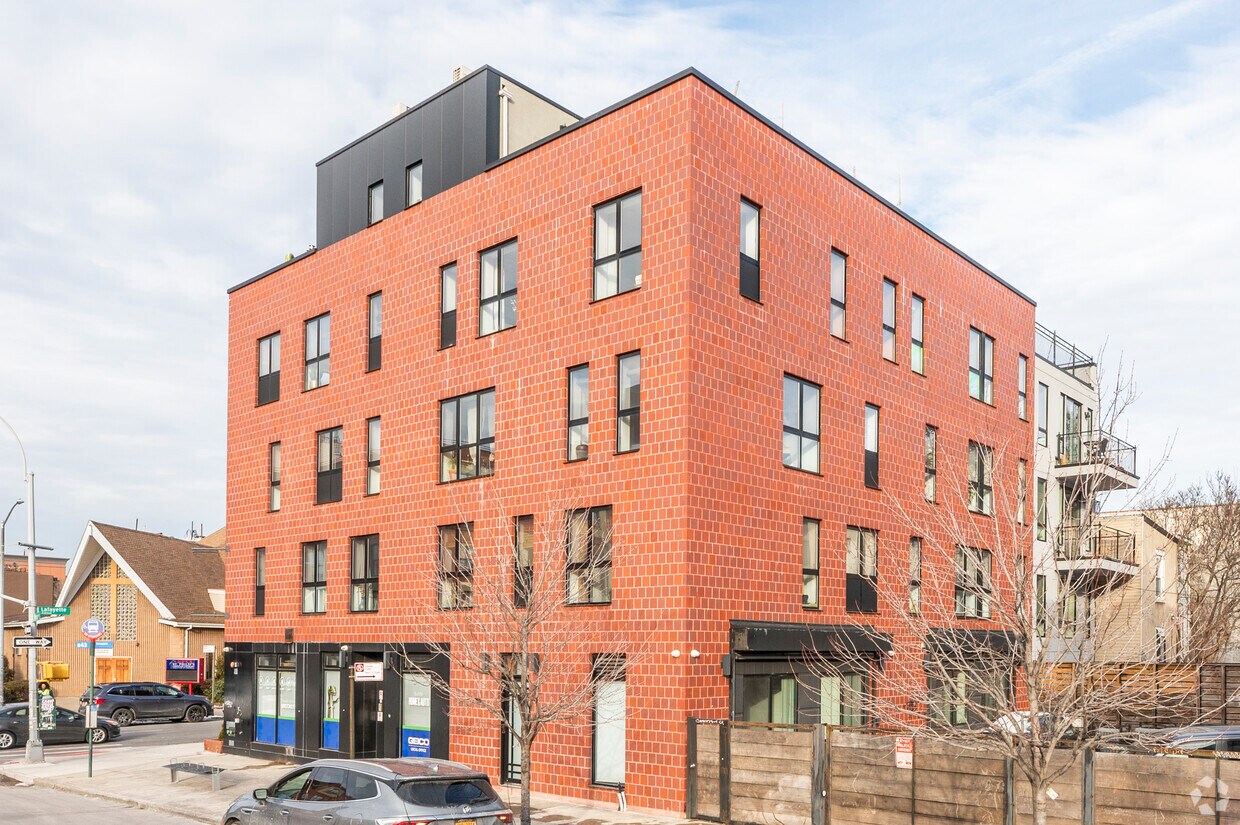 Foto del edificio - 766 Lafayette Ave