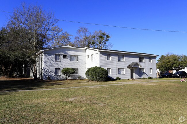 ¡Amplio patio para pasear a tus amigos de cuatro patas! - Sedgefield Apartments