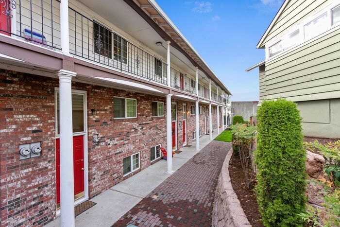 Large 2 bed 1.5bath townhouse! Available Soon! - Large 2 bed 1.5bath townhouse! Available Soon!