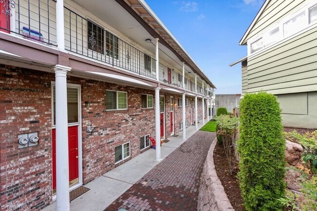 Large 2 bed 1.5bath townhouse! Available Soon! - Large 2 bed 1.5bath townhouse! Available Soon!