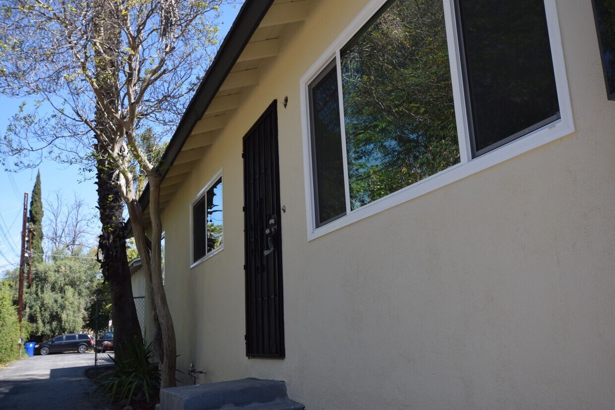 Foto principal - 15940 Hart St