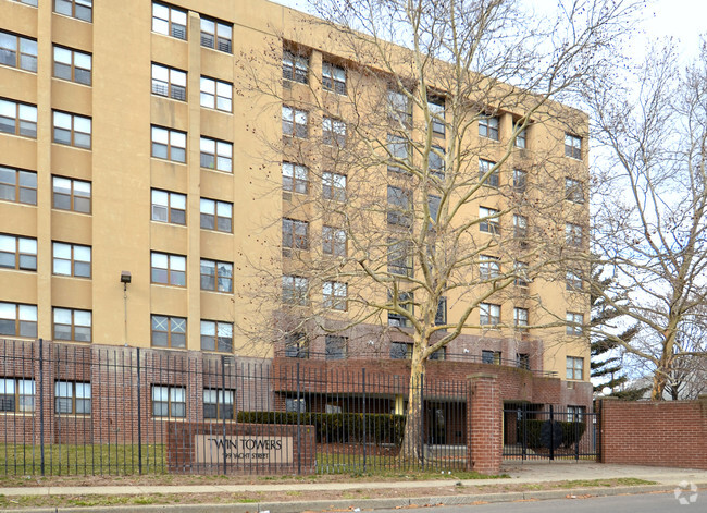 Foto del edificio - Twin Tower Apartment