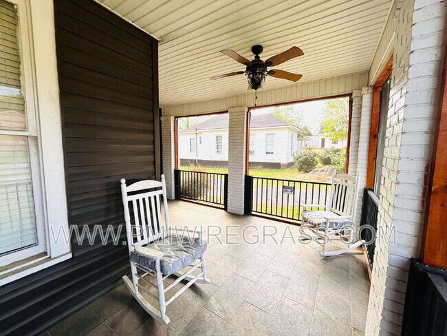 Building Photo - 213 Orion St