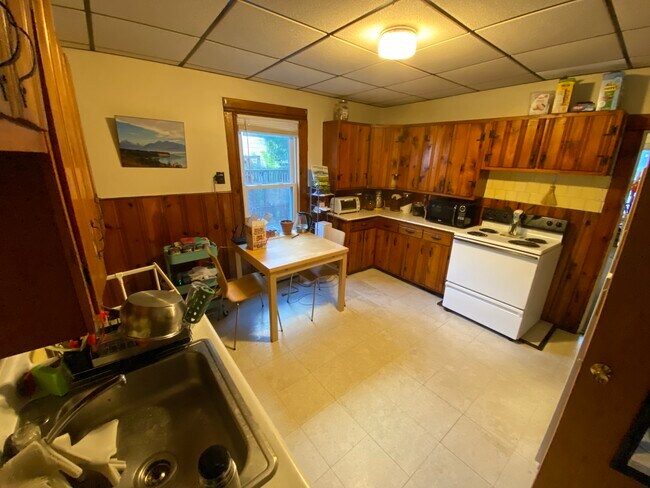 Building Photo - 27 Howe St