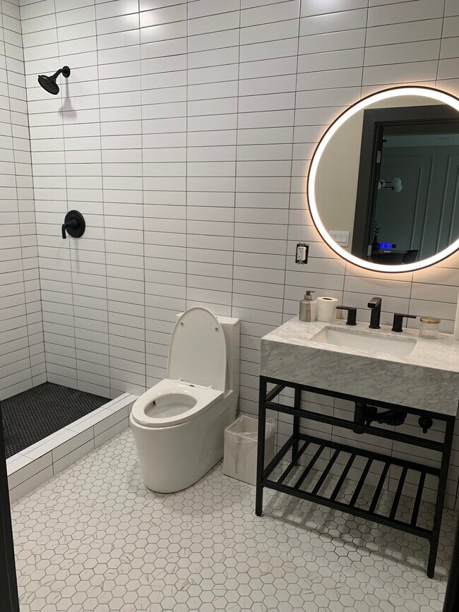 Baño moderno - 3228 Founders Way