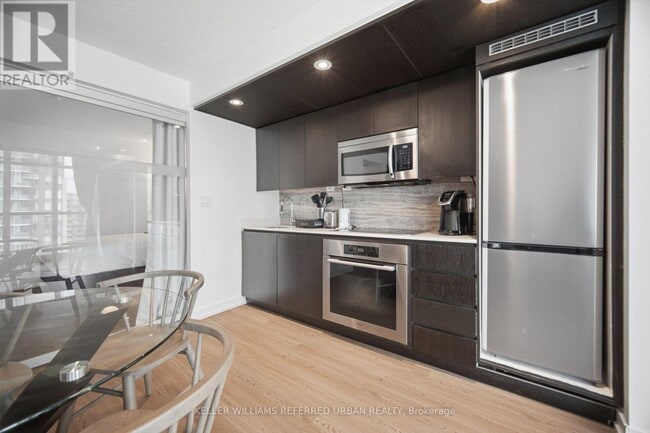 Building Photo - 10 Capreol Ct