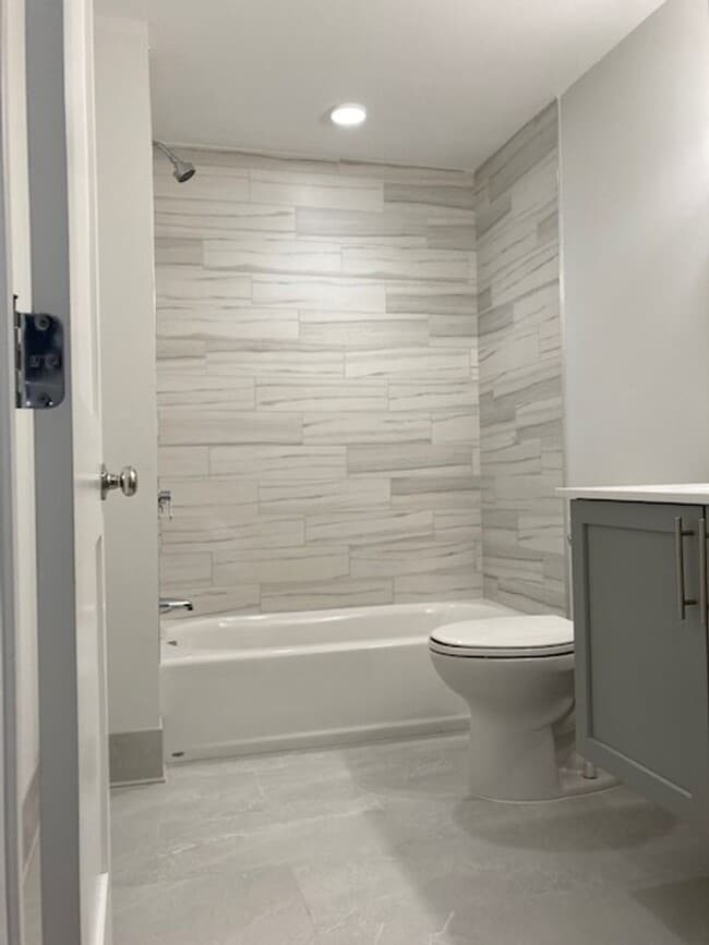 Building Photo - 2BR 2Bth unit. Great location! Easy access to Mass Pike. Laundry IN UNIT!