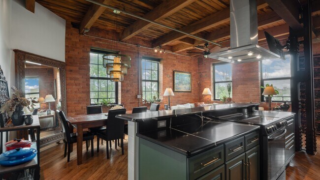 Foto del edificio - 6533 E Jefferson Ave