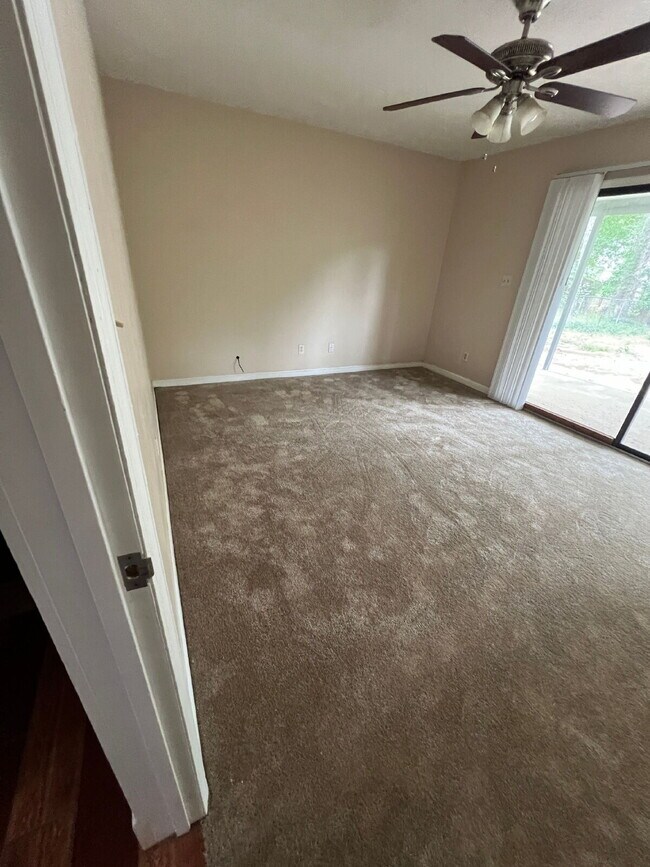 Foto del edificio - Delightful two story town home.