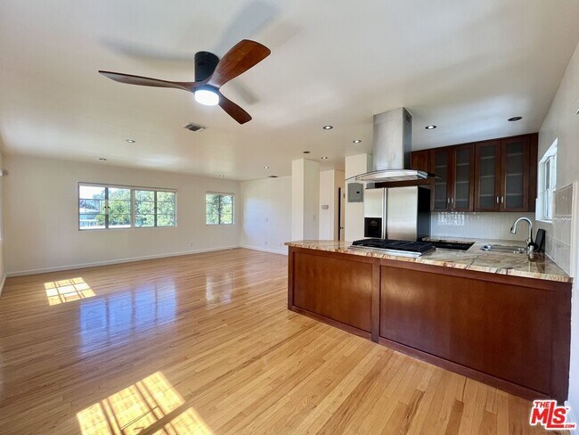 Foto del edificio - 5283 1/2 Village Green