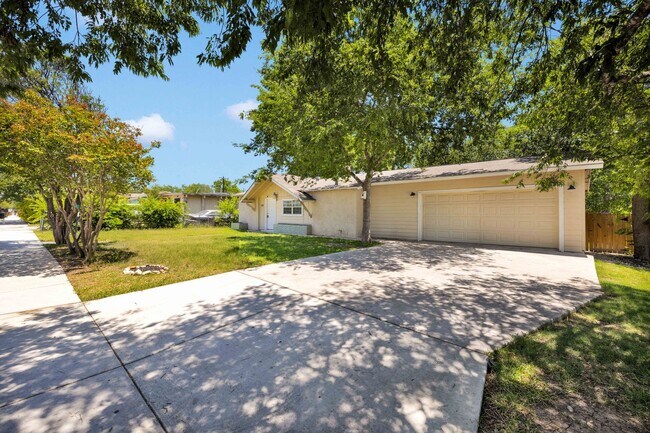 Building Photo - Beautiful Home near Lackland AFB!