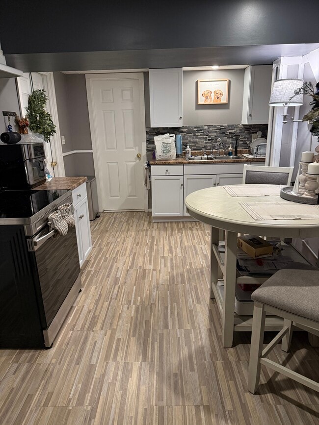 Building Photo - 39 Foxon Rd