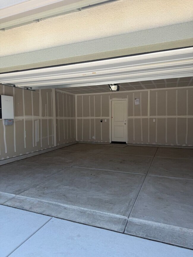 Foto del edificio - 1919 OAK FALLS CT- 3 BED 3 BATH- SOLAR- TULARE