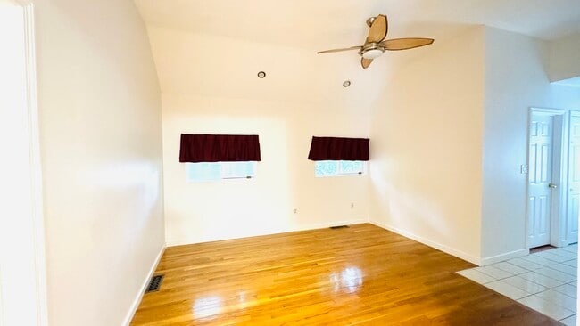 Family Room - 7 Oak St