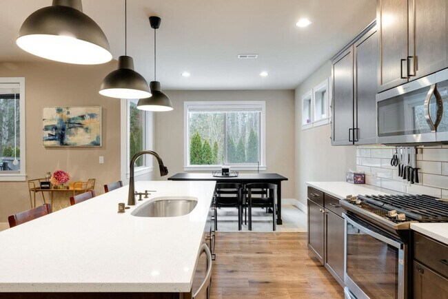 Foto del edificio - 868 Chelan Ave NE