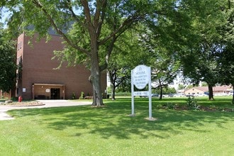 Building Photo - Meadowpark Apartments