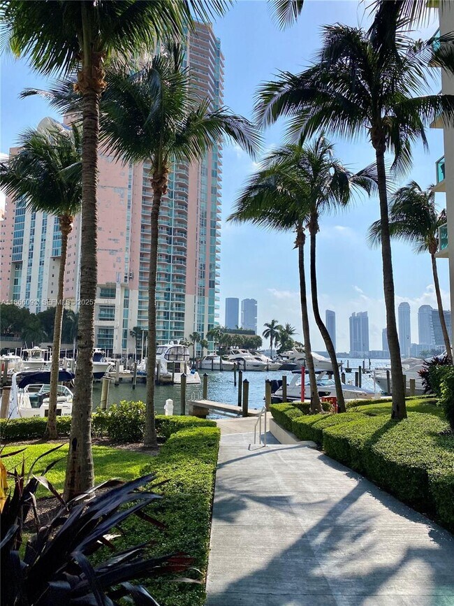 Foto del edificio - 3330 NE 190th St