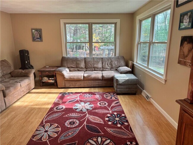 Foto del edificio - 44 Hoxsie Rd