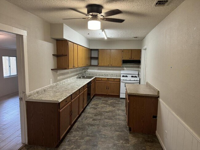Foto del edificio - 4403 Hickory Hill Dr