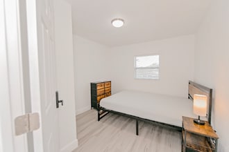 Building Photo - 842 W 31st St