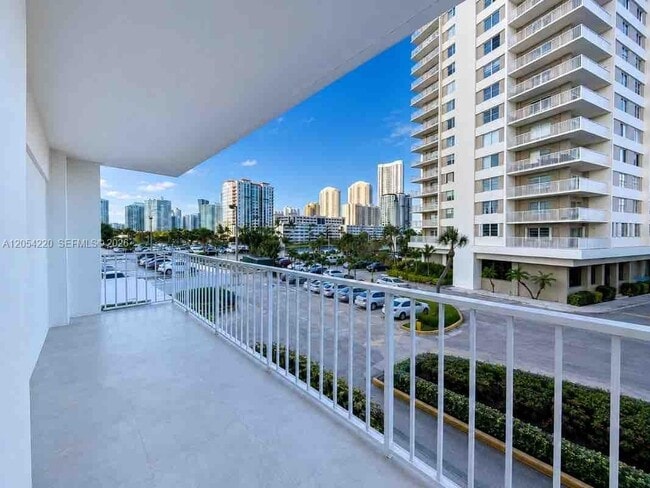 Building Photo - 500 Bayview Dr