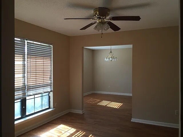 Foto del edificio - 1646 Latham Ct