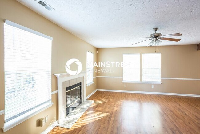 Foto del edificio - 3 Bedroom Pet-Friendly Home in Indianapolis, IN with Main Street Renewal