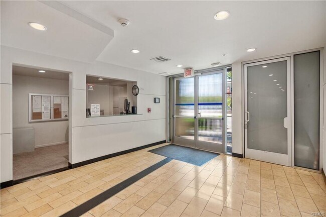 Foto del edificio - Enjoy the Best of Pasadena from This Beautifully Maintained Condo