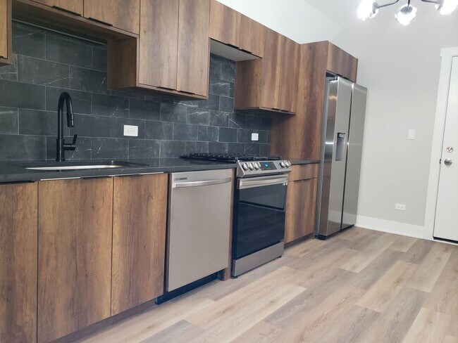 Foto del edificio - 3035 N Kilpatrick Ave