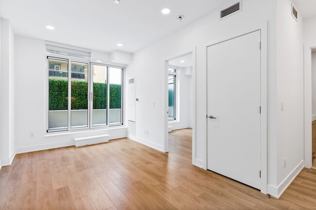 Photo du bâtiment - 200 Redpath Ave