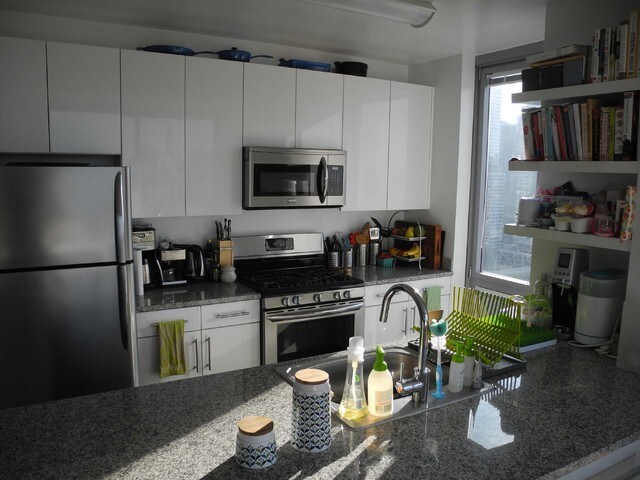 Building Photo - 505 W 37th St