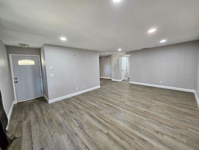 Building Photo - Welcome Home! Spacious Floor Plan 3 Bed 2 ...