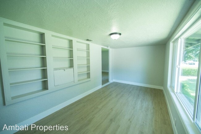 Building Photo - 3 br, 2.5 bath House - 1136 E. Griffith Way
