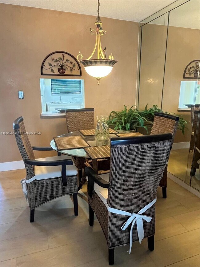 Foto del edificio - 8135 Sunrise Lakes Blvd