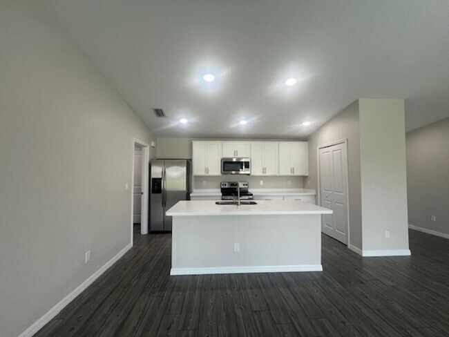 Foto del edificio - **INQUIRE ABOUT SPECIAL*** 3 bedroom/ 2 bath in NE Cape Coral- Gator CIrcle - Available Now