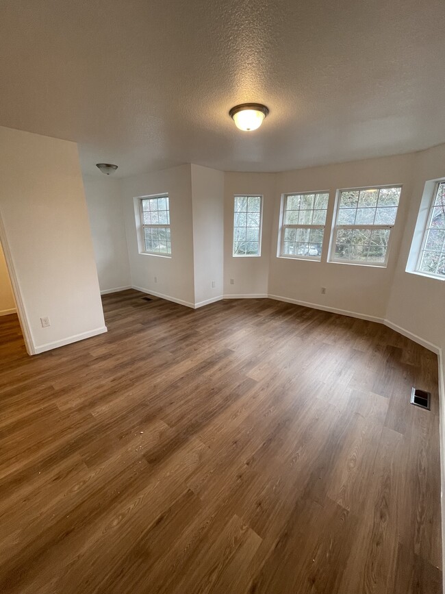 Master Bedroom with office Nook - 4709 NE Leverich Ct