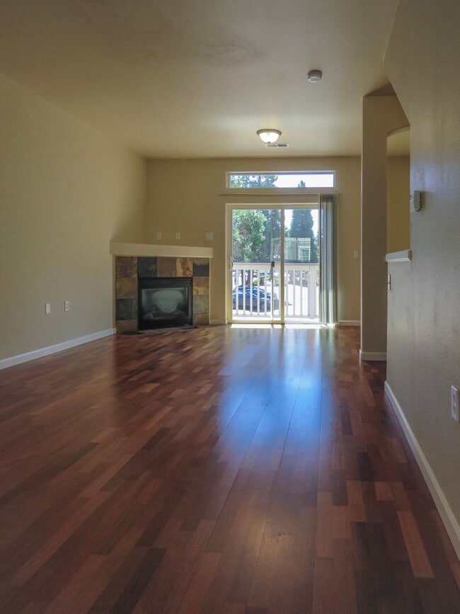 Building Photo - 2 Bedroom Townhome Coming soon !!