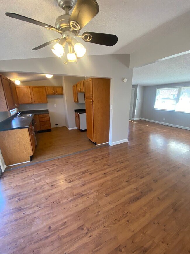 Foto del edificio - 3 Bedroom House - Southwest Topeka!