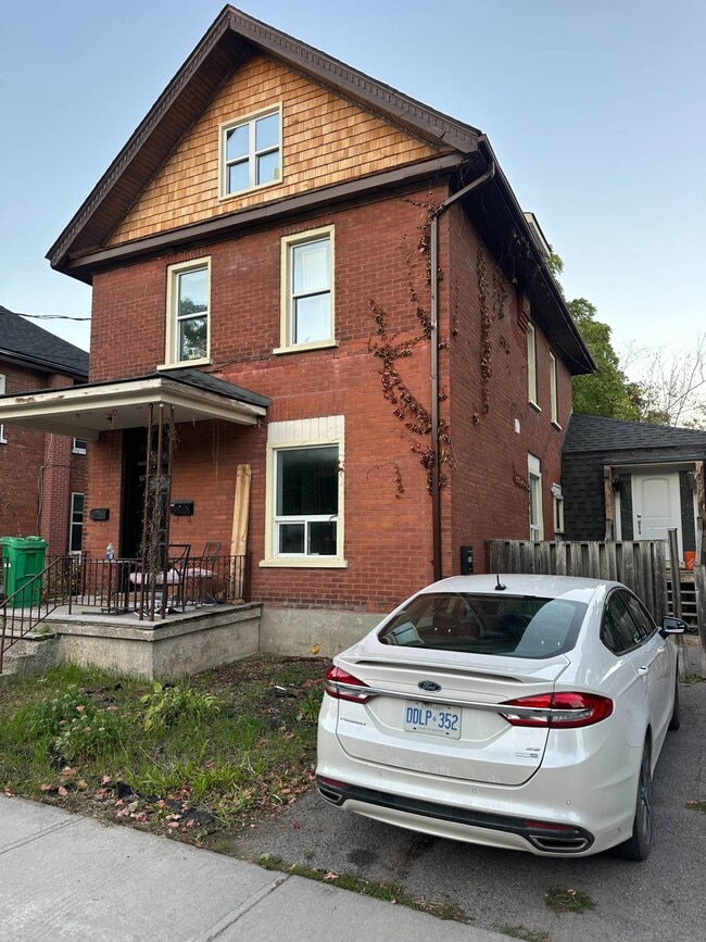 Building Photo - 274 William St