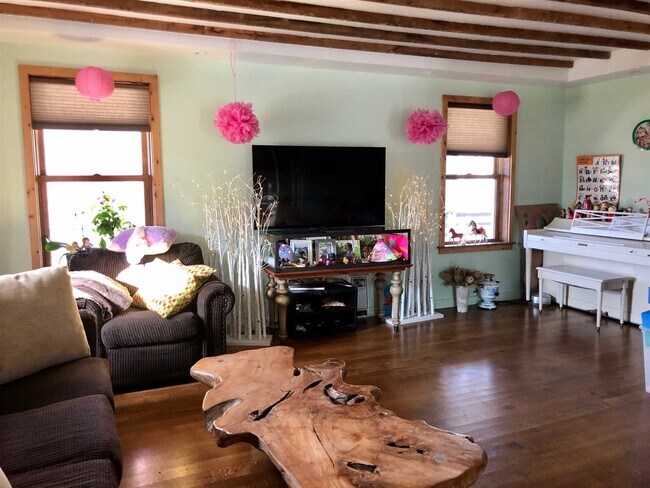 Building Photo - 8 CHURCH St