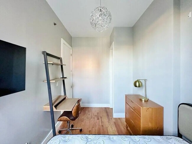 Foto del edificio - Furnished room/NOT APARTMENT