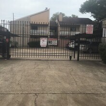 Building Photo - 10203 Forum Park Dr