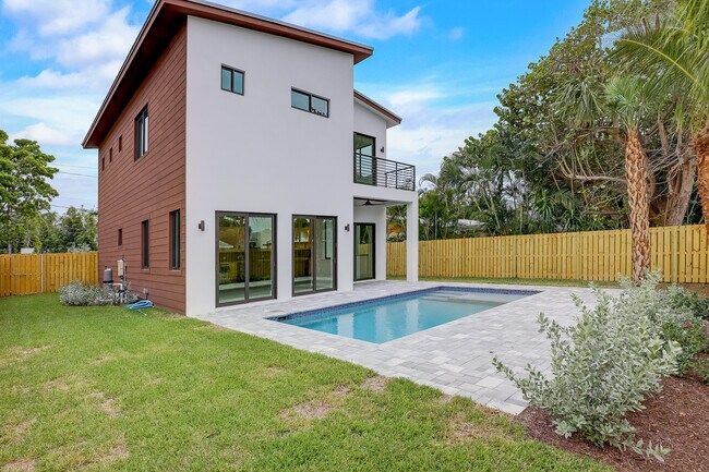 Building Photo - 1517 N Lakeside Dr