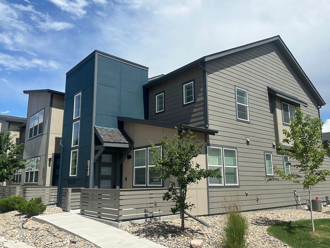 Primary Photo - End unit FURNISHED Townhouse in Victory Ridge