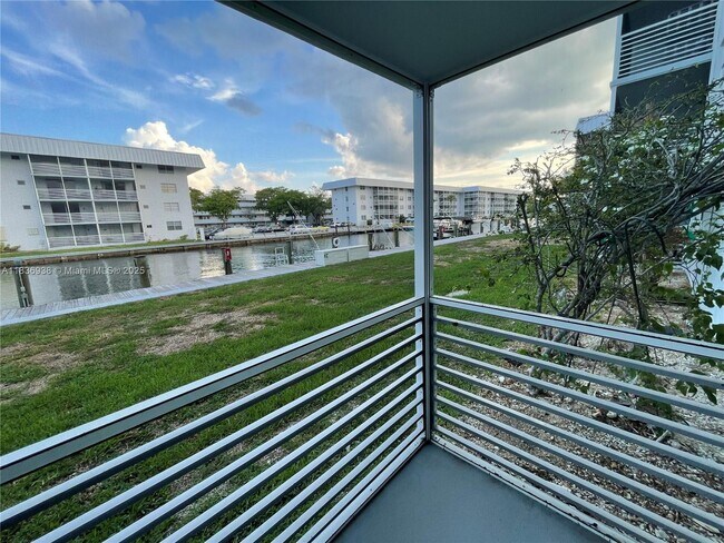 Foto del edificio - 3600 NE 170th St