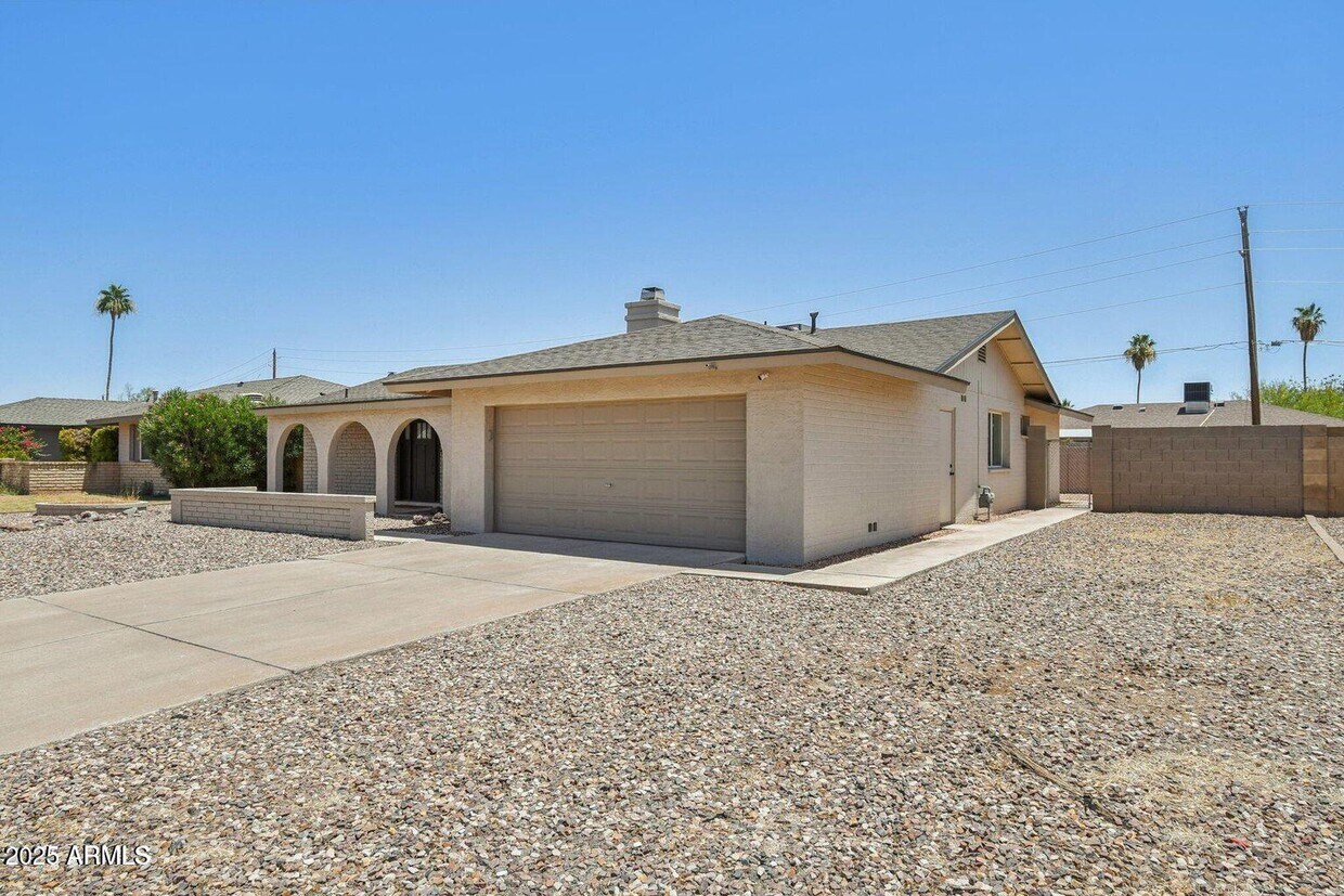 Primary Photo - 2519 E Geneva Dr