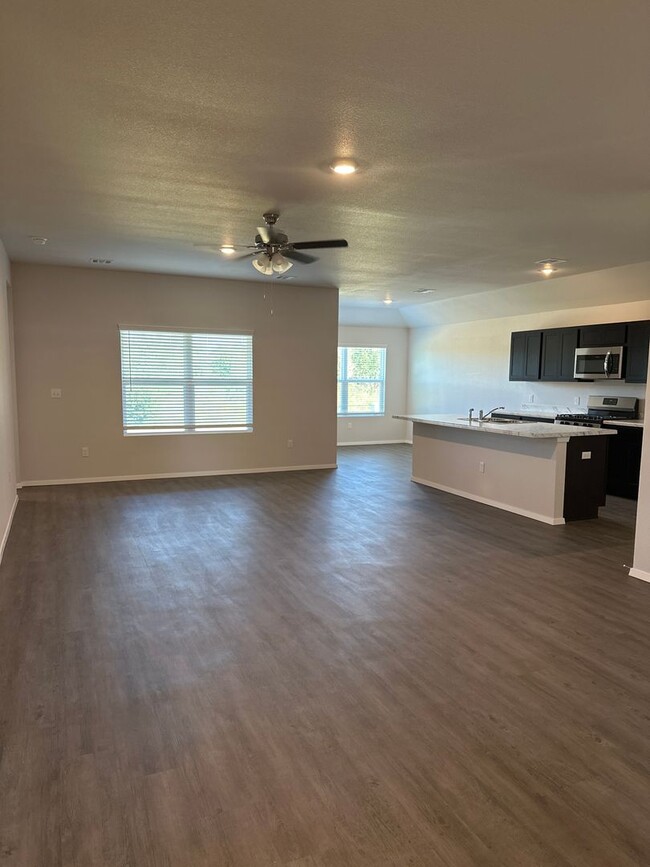 Building Photo - *Pre-leasing* Three Bedroom | Two Bath Hom...