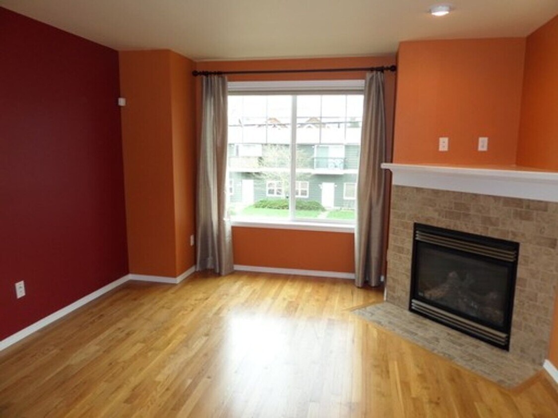 Stunning and Large 3-Bedroom Townhome with... - Stunning and Large 3-Bedroom Townhome with...